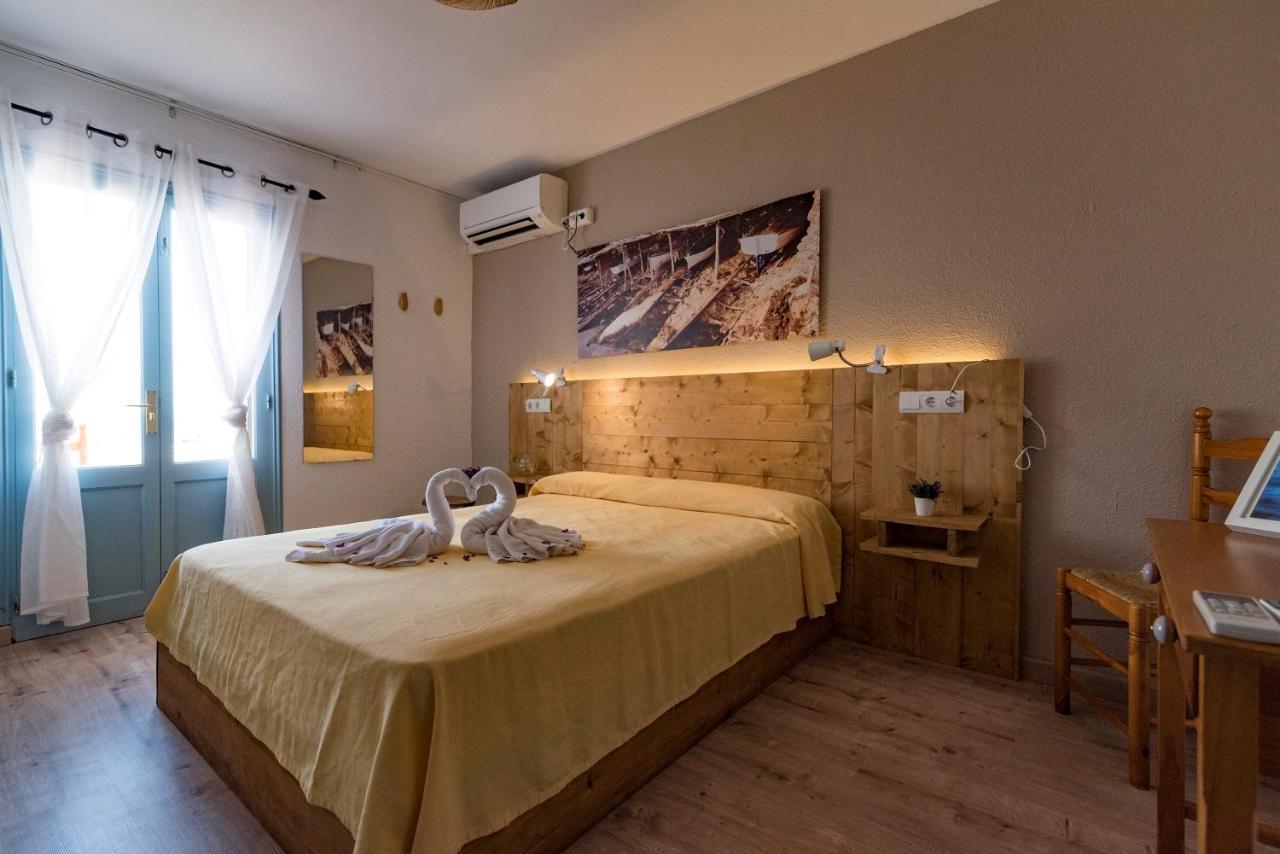 Hostal Santi Es Calo  Ngoại thất bức ảnh